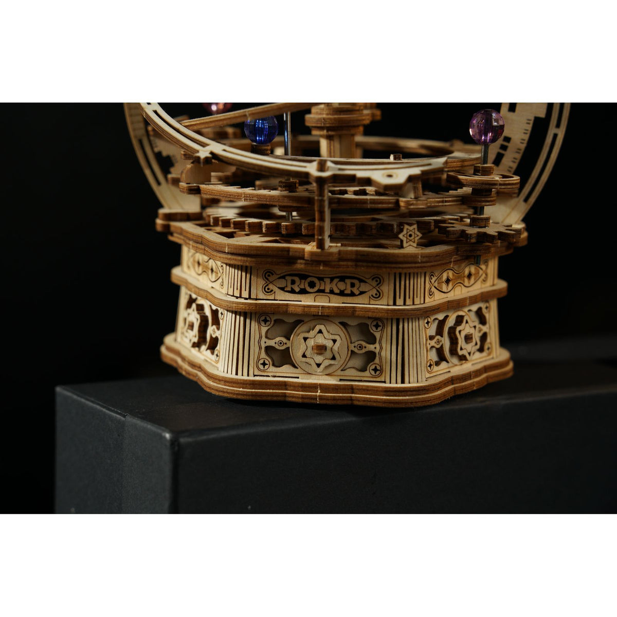 3D Holzpuzzle Spieluhr Starry Night als Retro-Deko im Regal