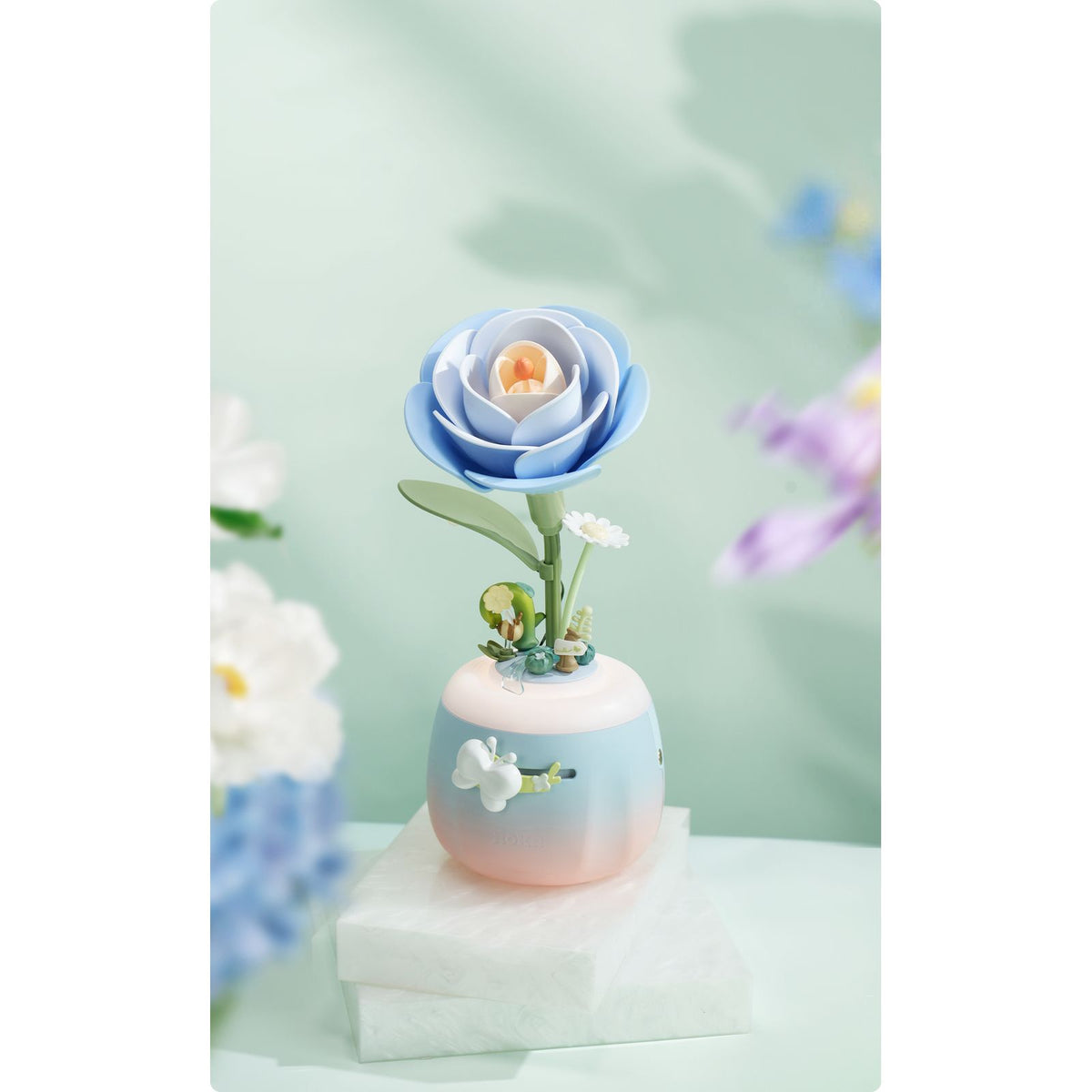 Blumen Bausatz Geschenk: ROKR Starry Camellia Lamp als Deko auf dem Nachttisch