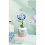 Blumen Bausatz Geschenk: ROKR Starry Camellia Lamp als Deko auf dem Nachttisch