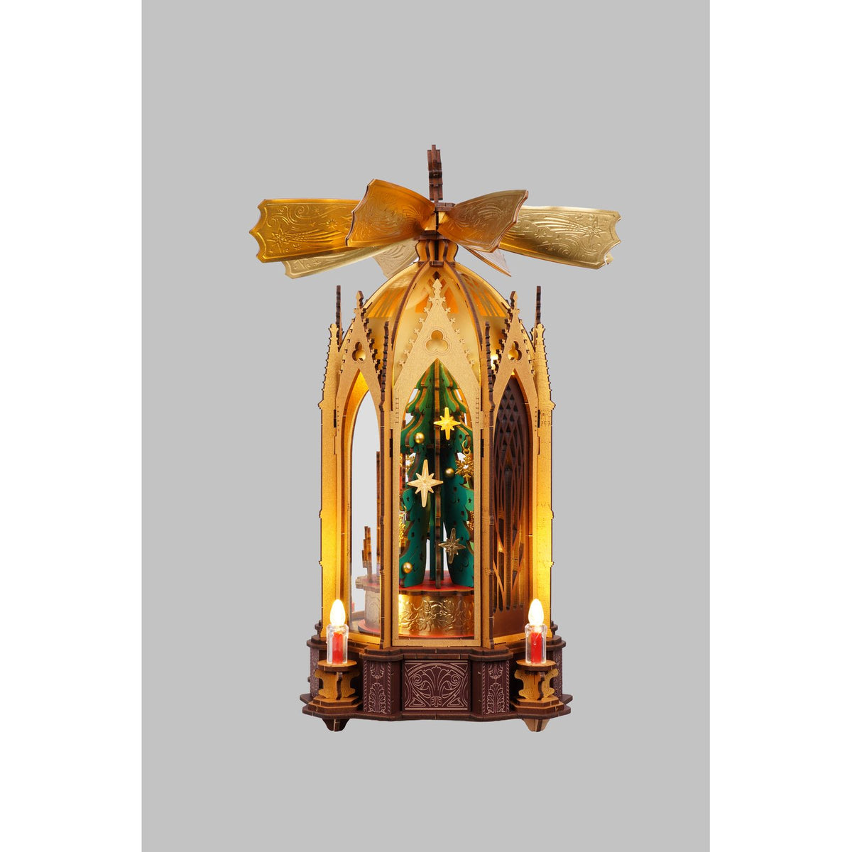 Weihnachtsdeko aus Holz: ROKR Blessed Christmas Pyramid auf festlich gedecktem Tisch