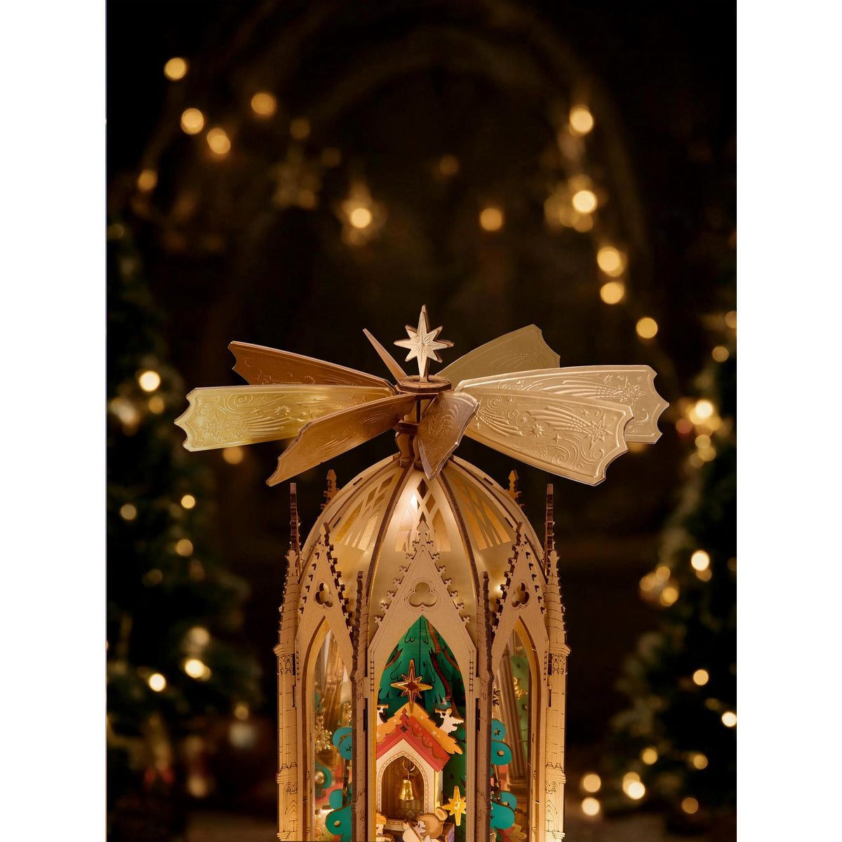 Snap-Fit-Bausatz ohne Kleber: Weihnachtspyramide AMB01 beim Zusammenbau