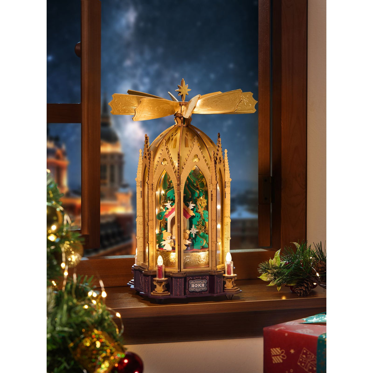 Filigrane Kuppel der Weihnachtspyramide mit goldener Farbgebung im Detail