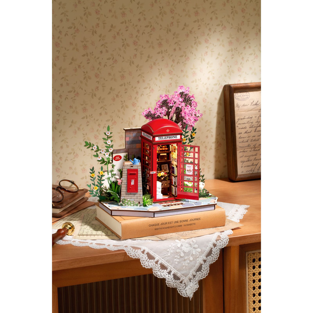 Blossom Book Booth TGS05 Gesamtansicht der fertig gebauten Miniatur-Telefonzelle