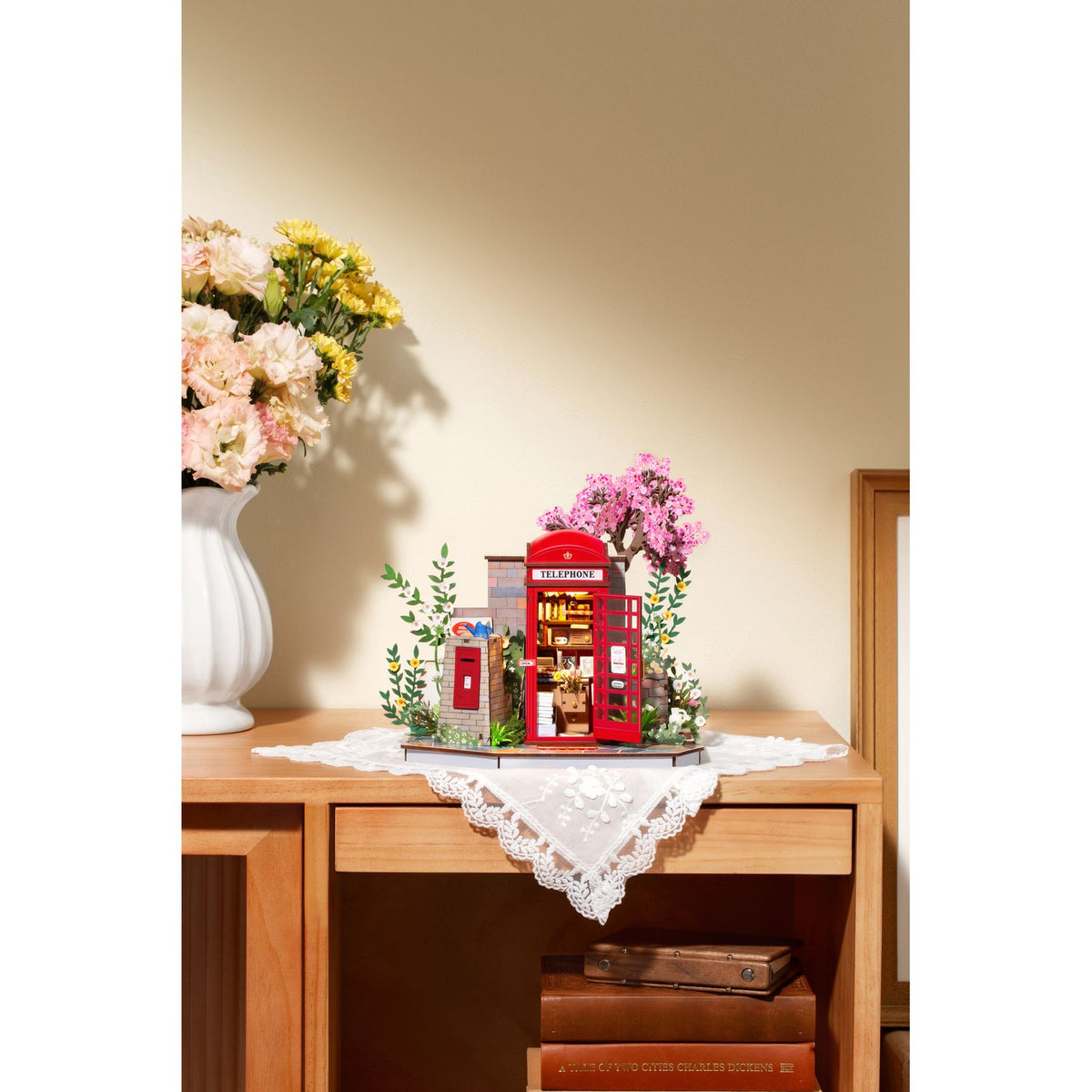 Roter Briefkasten mit blauer Gießkanne am Blossom Book Booth