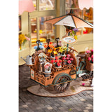 Fertige Blumenkarre Blossom Cart als Deko in der Vitrine