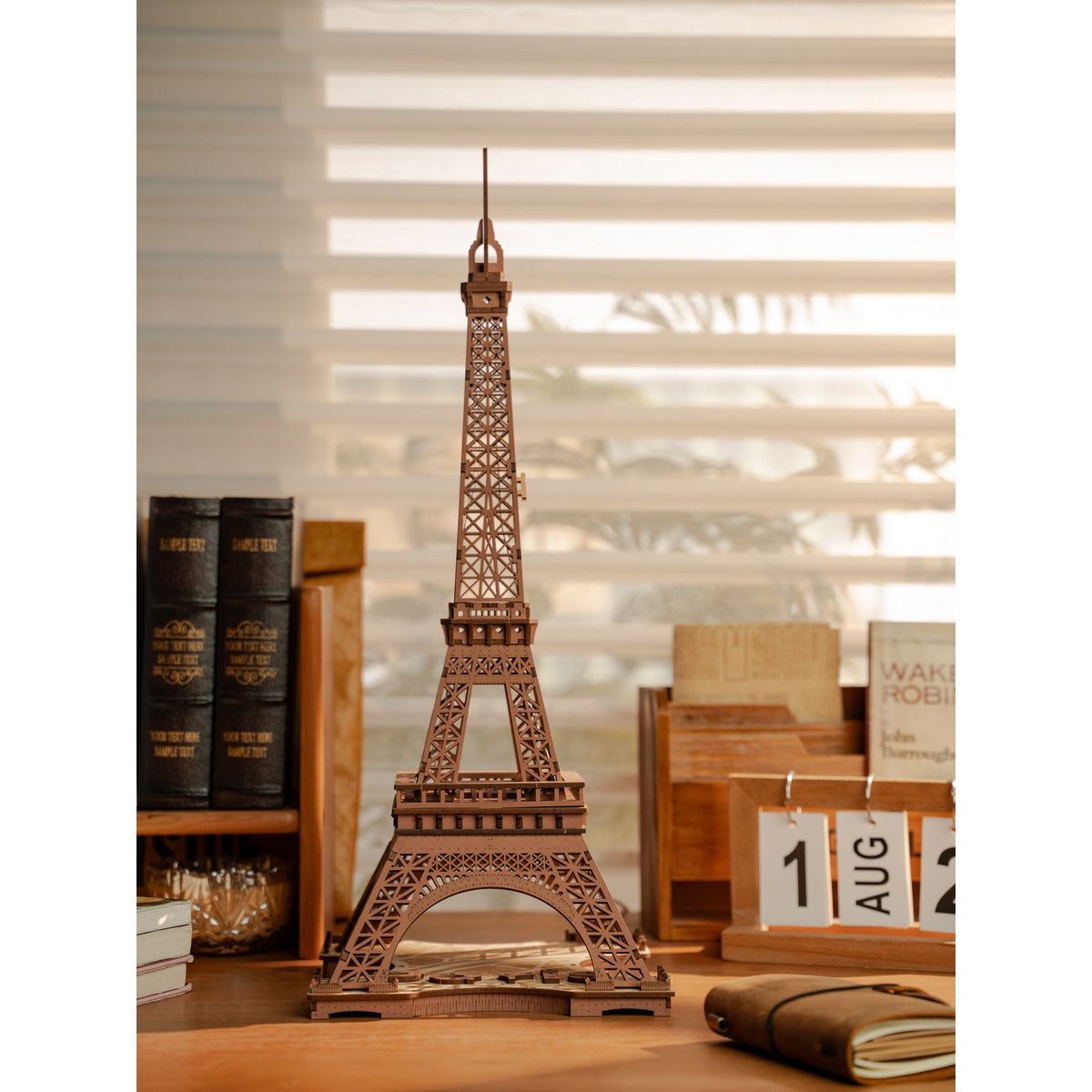 Eiffelturm Bausatz von Rolife auf Grundplatte mit Karte von Paris