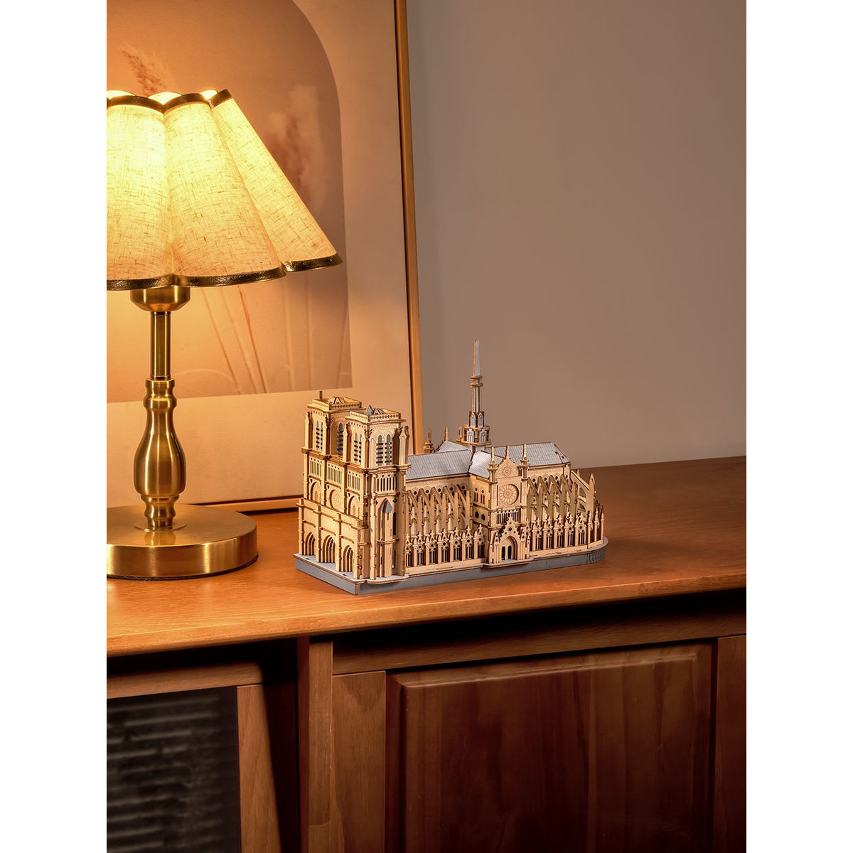 Rolife Notre Dame Modell 25,7 × 12,2 × 19,7 cm als Deko im Regal
