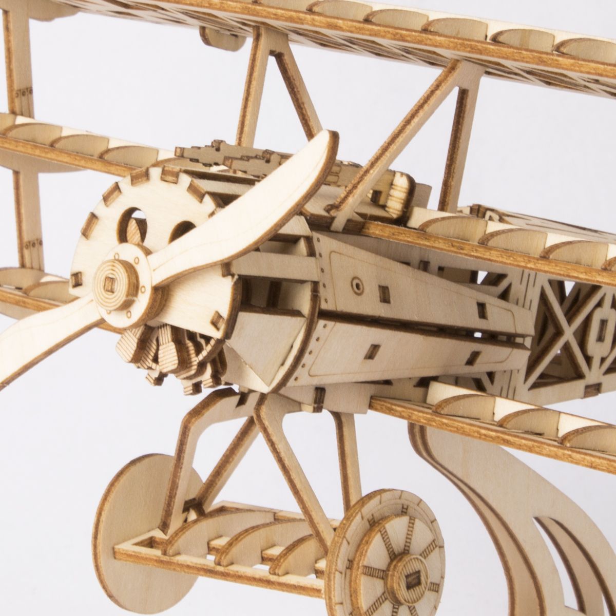 Rolife Holzflugzeug als Deko auf dem Schreibtisch