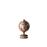 Globus Bausatz aus Holz Global Wonders – Seitenansicht des fertigen Modells