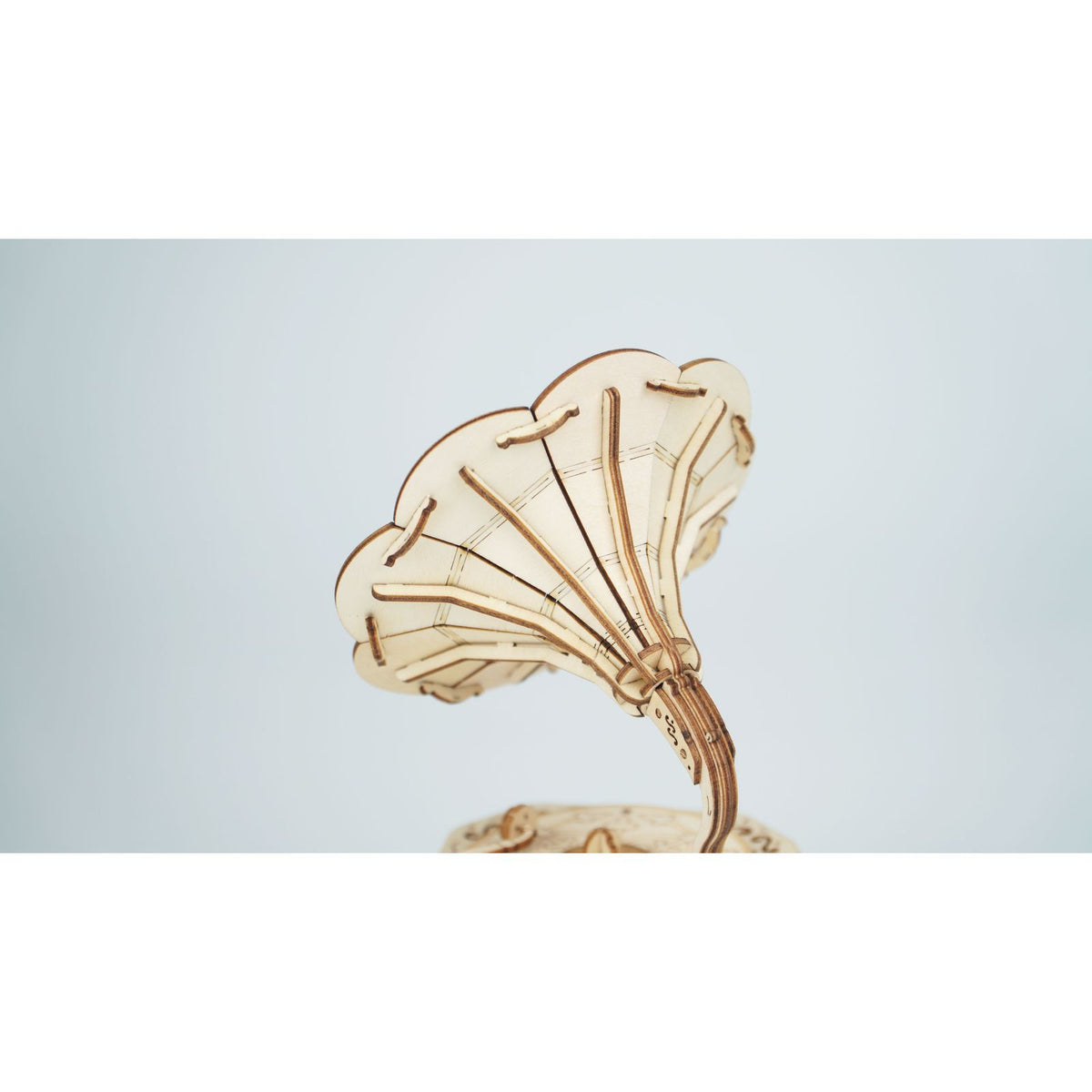 Rolife Grammophon TG408 mit blumigem Horn in der Frontansicht