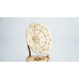 Vintage Grammophon aus Holz von Rolife als Deko im Regal