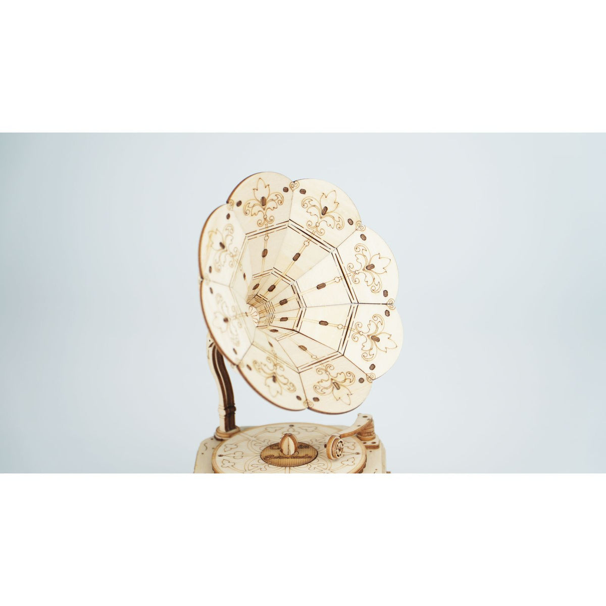 Vintage Grammophon aus Holz von Rolife als Deko im Regal
