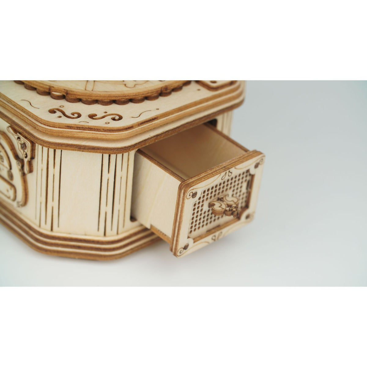 Nahaufnahme Horn mit Blattmotiv und Blume beim Rolife Grammophon