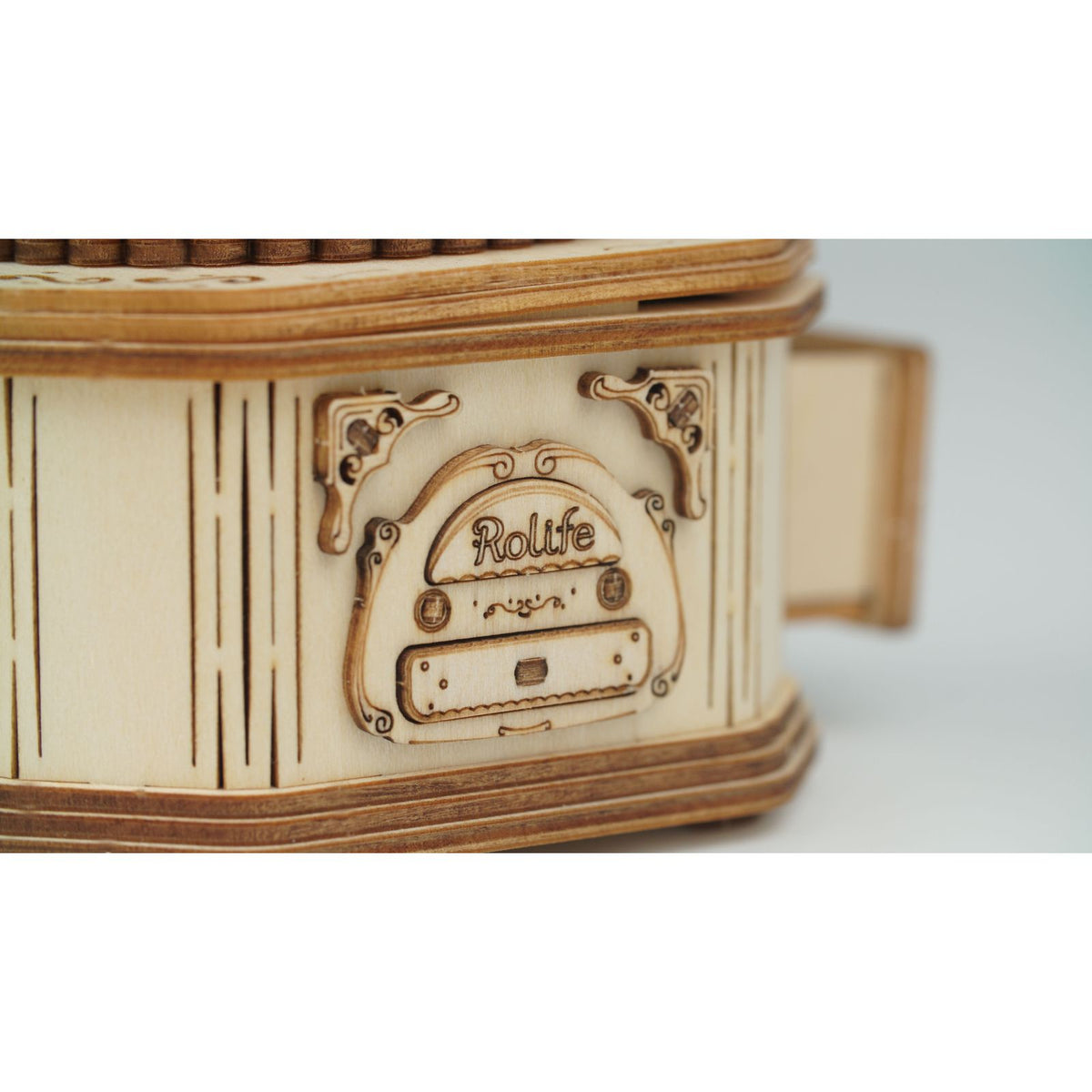 Vier vorgeschnittene Holzplatten des Rolife Grammophon Bausatzes