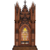 Holzbausatz Kathedrale TGA01 als Miniatur-Deko im Regal mit leuchtendem Buntglasfenster