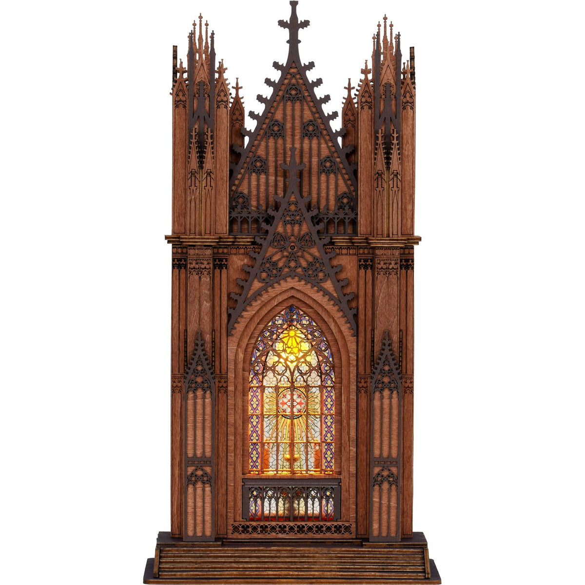 Holzbausatz Kathedrale TGA01 als Miniatur-Deko im Regal mit leuchtendem Buntglasfenster