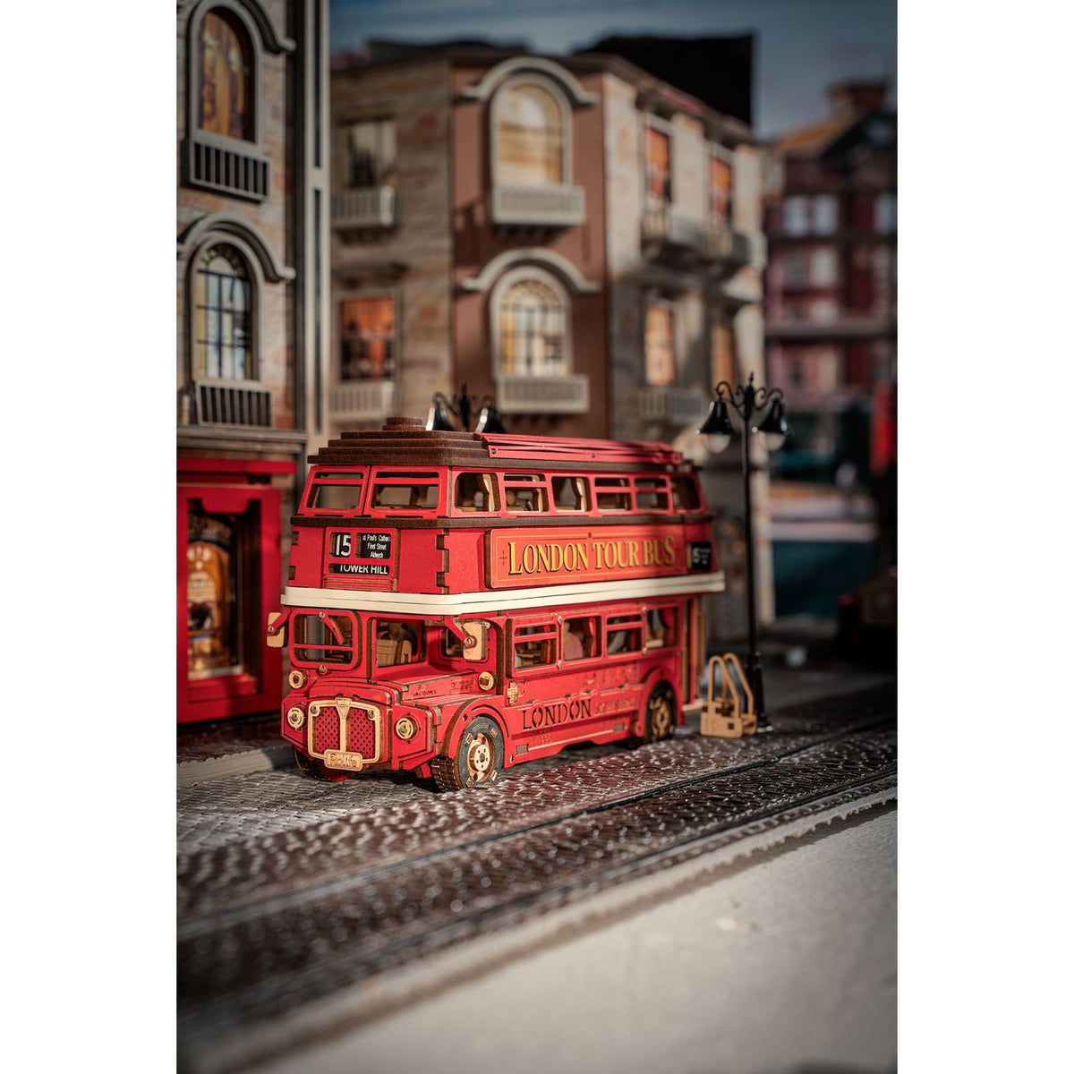 Rolife London Tour Bus als Deko auf dem Regal – Maße 19,4 × 7,8 × 11,3 cm