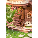 Schaukelstuhl und Balkon mit Geländer am Sakura Baumhaus TGS04