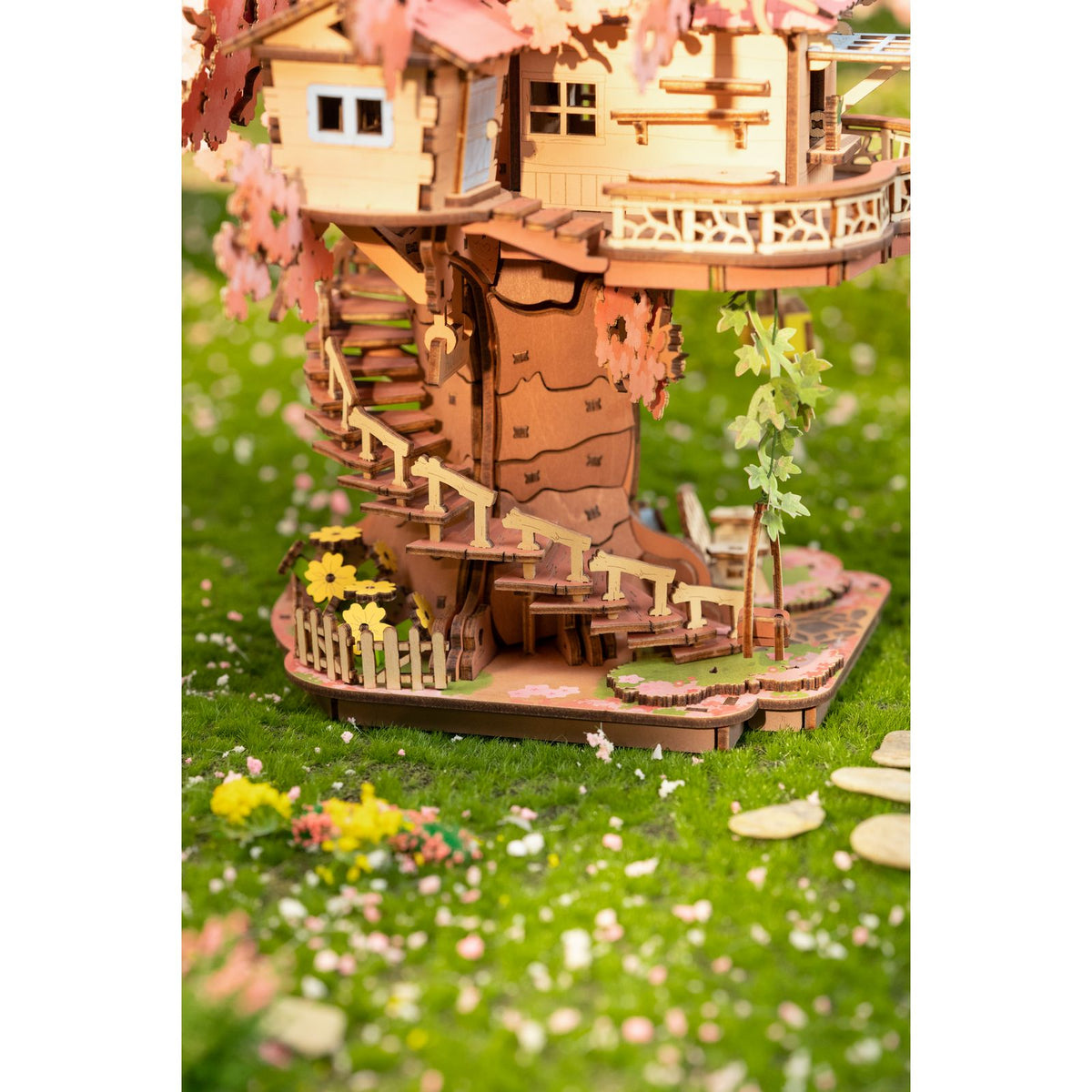 Wetterfahne auf dem Dach des Rolife 3D Holzpuzzles Sakura Baumhaus
