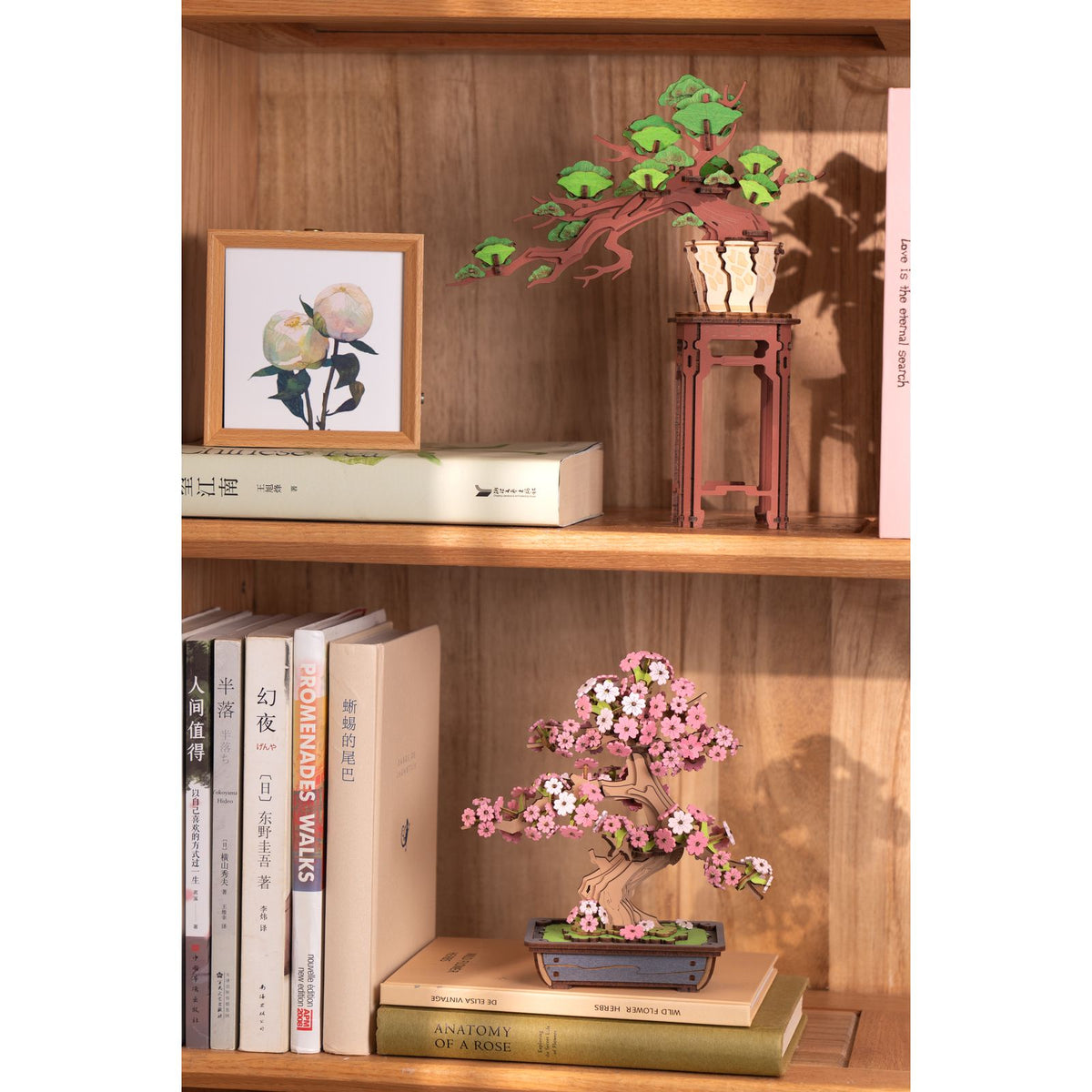 Holzplatten mit Blüten und Blättern des Rolife Sakura Bonsai Bausatzes