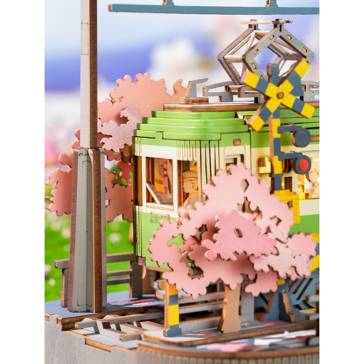 Rolife Straßenbahn Modell aus Holz, Rückseite des Sakura Journey