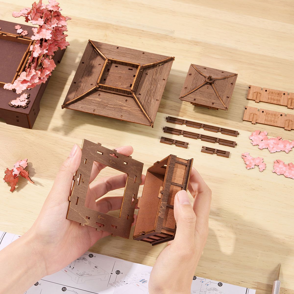 Sakura Pavilion Holzmodell, 17 × 16 × 14 cm, als Blickfang auf Kommode oder Schreibtisch