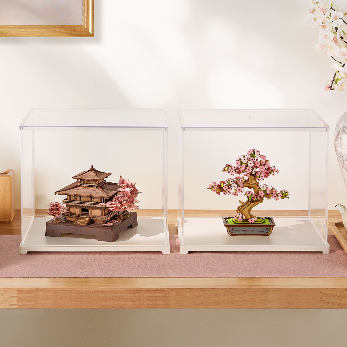 Rolife Sakura Pavilion Holzbausatz in der Frontansicht mit vierstöckigem Aufbau