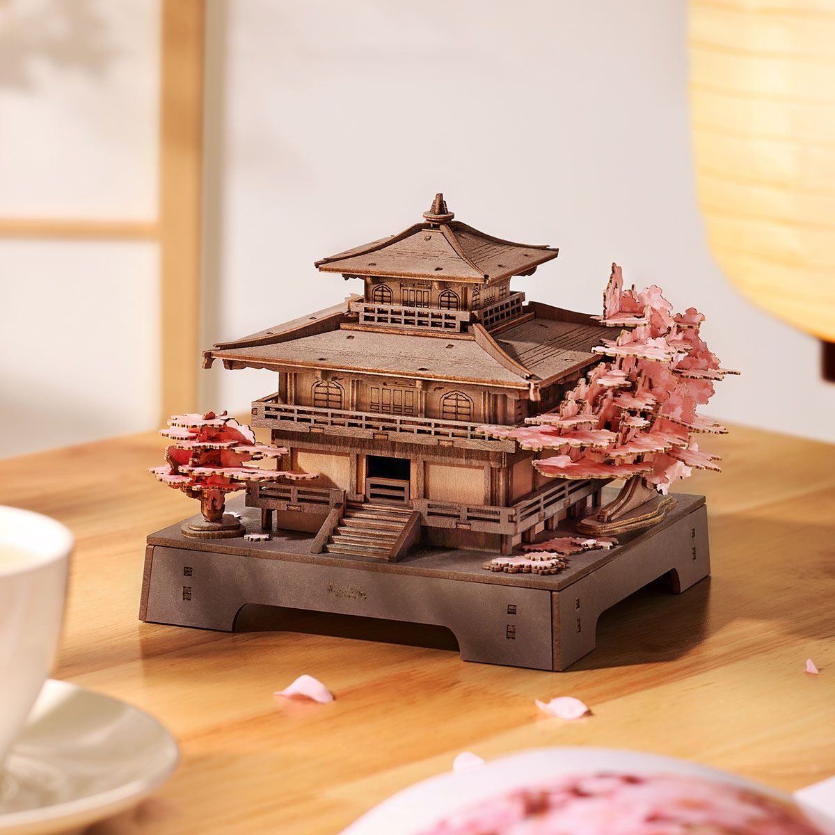 Kirschblüten Bausatz Sakura Pavilion von Rolife mit rosa Blüten und warmen Holztönen