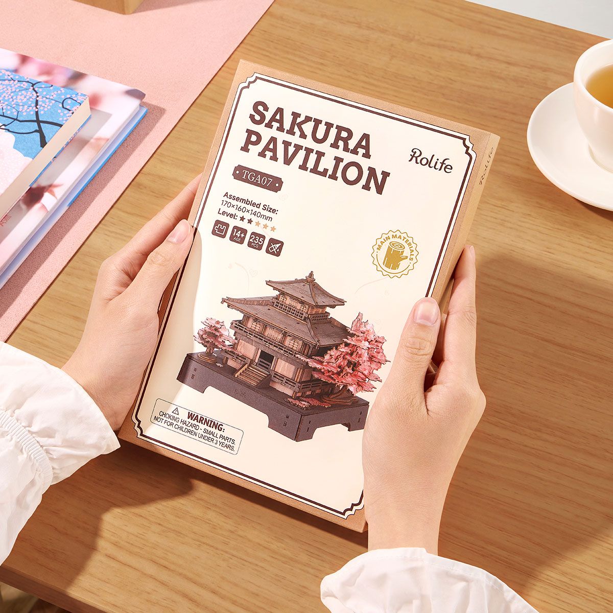 3D Holzpuzzle für Erwachsene: Sakura Pavilion von Rolife als Deko im Regal