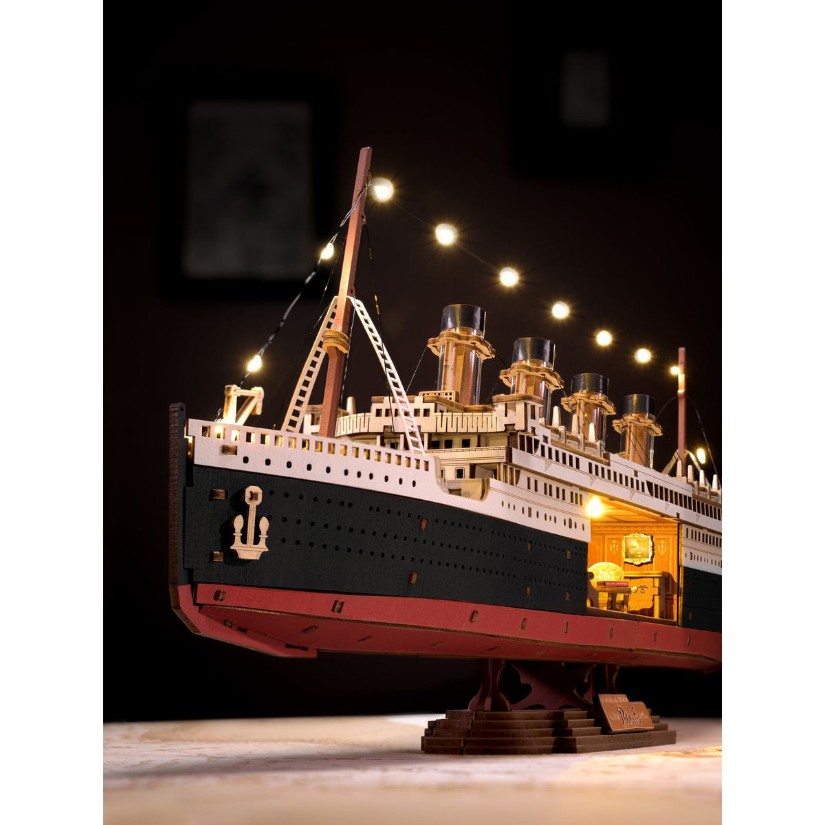 Offene Seitenwand der Eternal Atlantic Voyager mit Kajüte, Sofa und Kamin