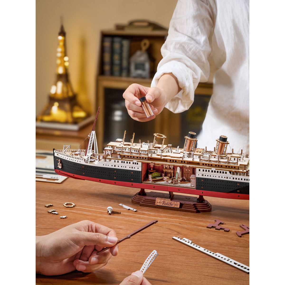 Goldene Details und Schornsteine am Rolife Schiffsmodell Eternal Atlantic Voyager