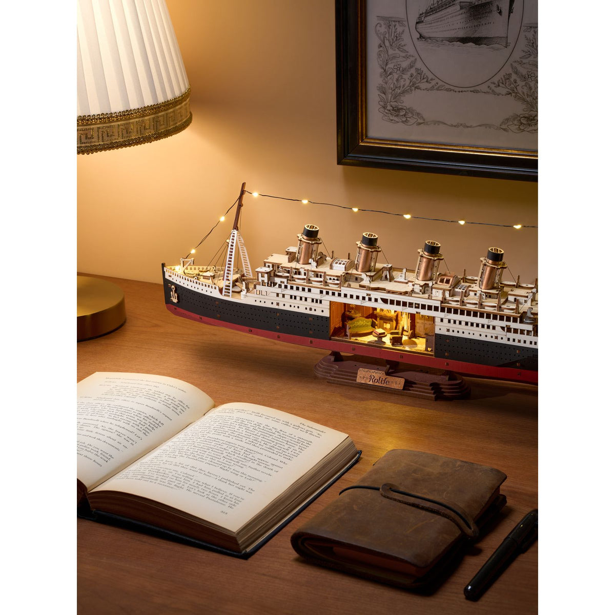 Gestufter Sockel des Rolife Holzbausatzes 1912 Eternal Atlantic Voyager