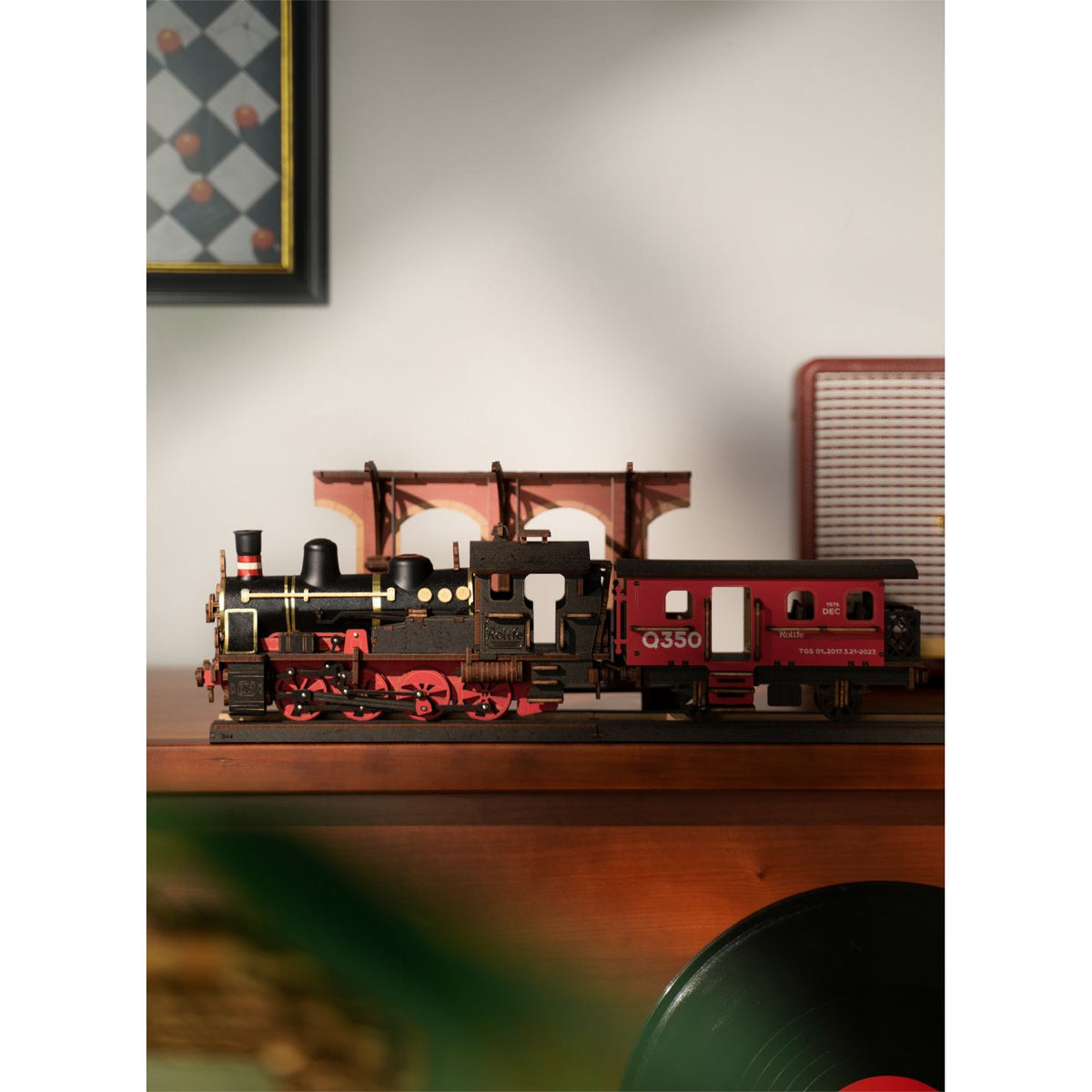 Steam Journey Dampflokomotive mit rotem Wagen und geöffneter Tür