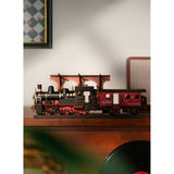 Steam Journey Dampflokomotive mit rotem Wagen und geöffneter Tür