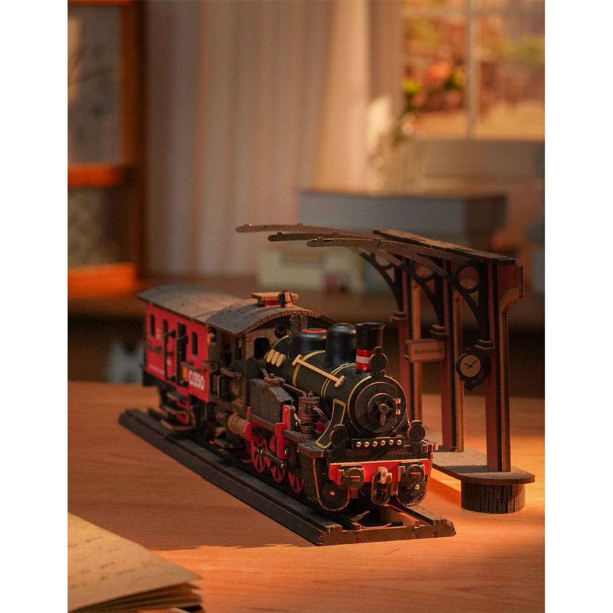 Retro-Bahnsteig mit Säulen, Bögen und Uhr aus dem Rolife Creation Set Steam Journey