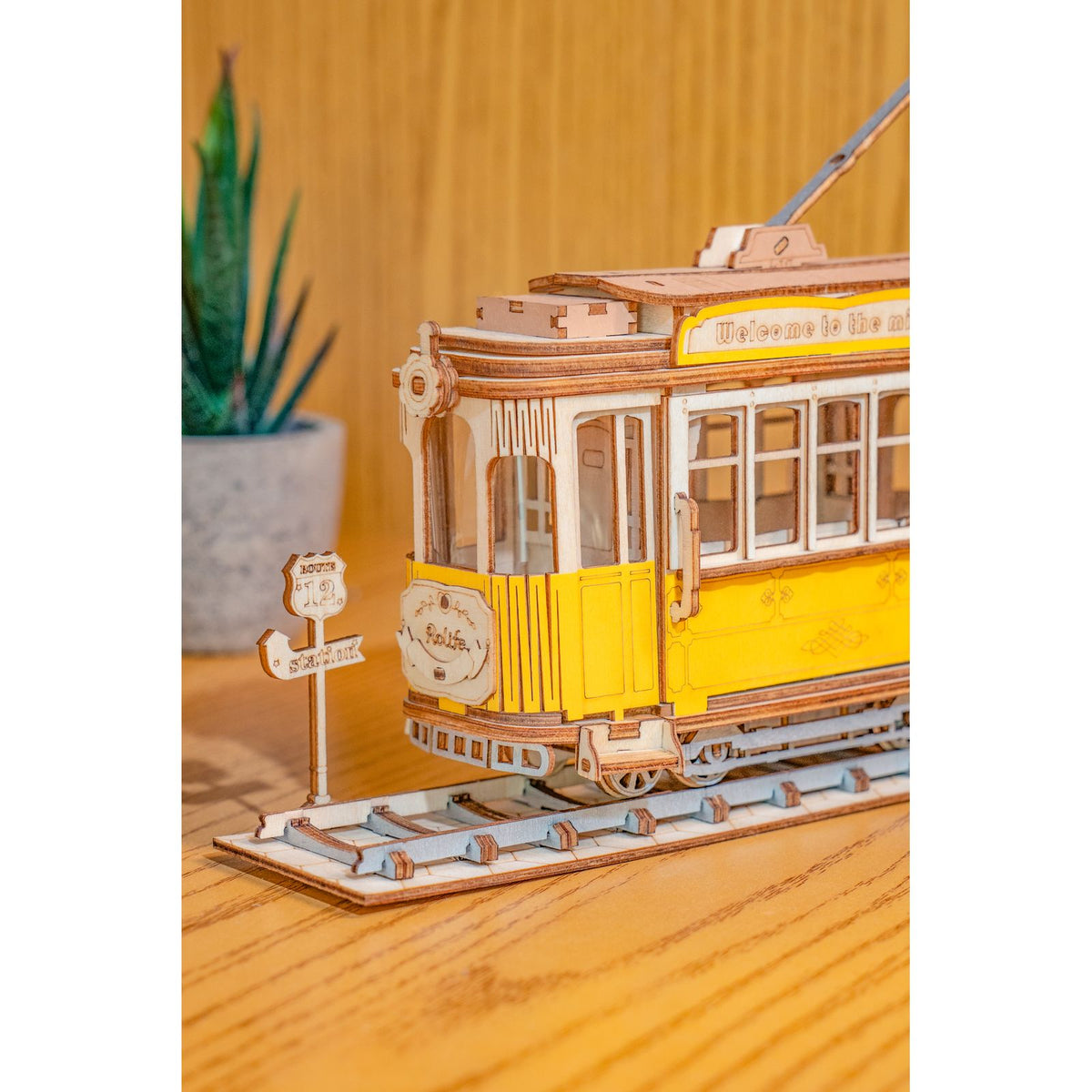 Gelbe Holz-Straßenbahn Linie 12 mit Stromabnehmer als Modellbausatz