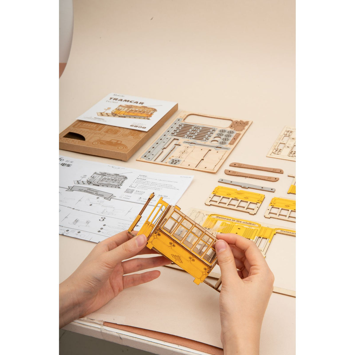 Modellbausatz Straßenbahn TG505 als Geschenk zu Geburtstag und Weihnachten