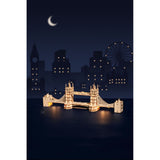 Rolife Tower Bridge mit LED-Beleuchtung, die abends durch die kleinen Fenster der Türme scheint