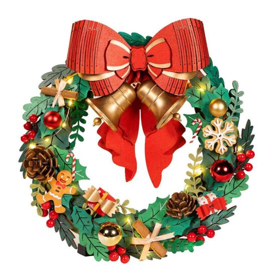 Weihnachtskranz aus Holz mit roten und goldenen Kugeln, Tannenzapfen und Schleife