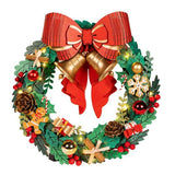 Weihnachtskranz aus Holz mit roten und goldenen Kugeln, Tannenzapfen und Schleife