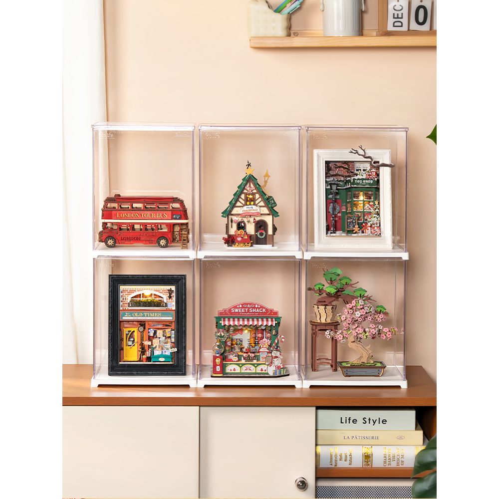 Rolife Displaybox DF05L mit geöffneter Tür für leichten Zugriff aufs Modell