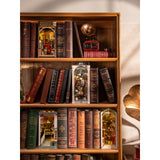 Arcade Dating Book Nook Seitenansicht mit Tiefe im Bücherregal