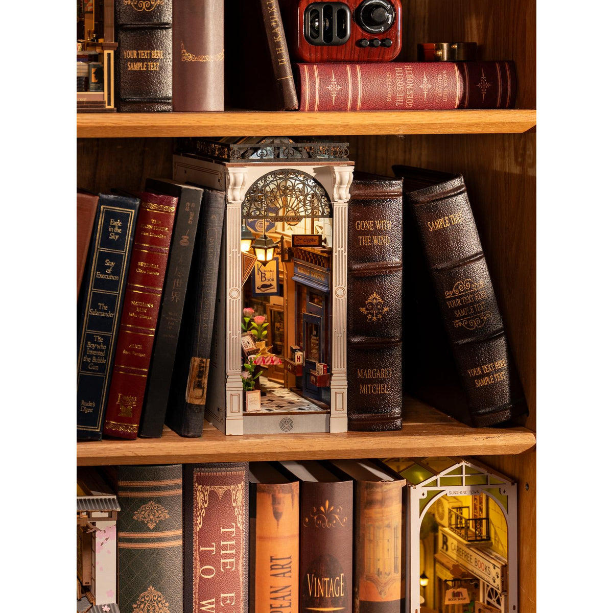 Rolife Arcade Dating Book Nook mit transparenter Staubschutzplatte vor dem Eingang
