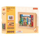 Roter Schrank mit Teddybären und Spielzeug im Rolife Miniaturhaus Daily Fresh Flower