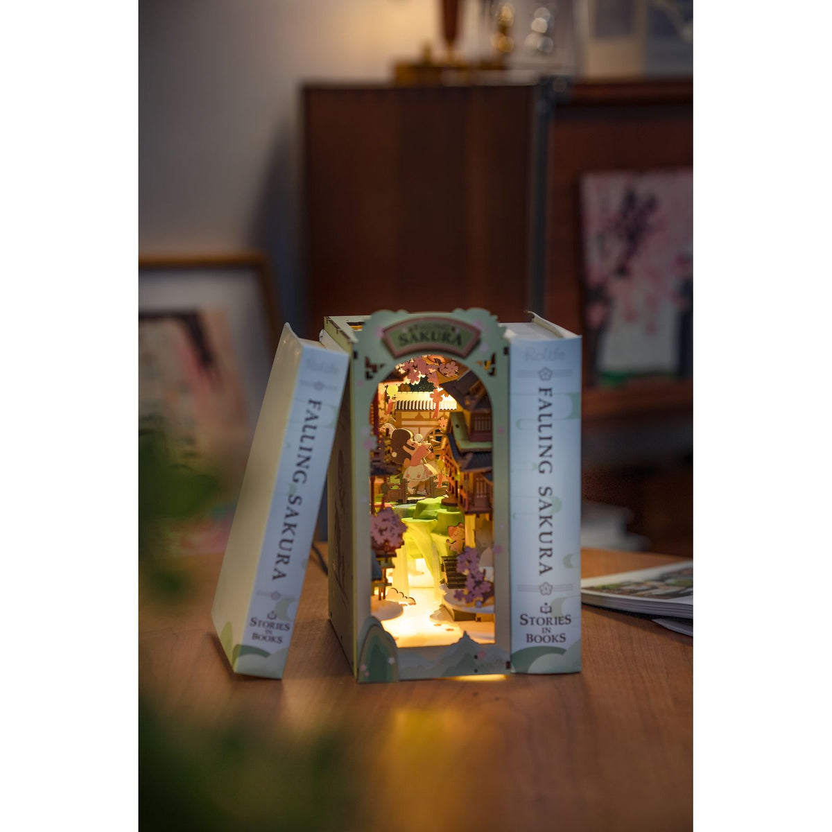 Falling Sakura Book Nook mit LED-Beleuchtung bei Nacht, Touchknopf-Steuerung