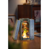 Falling Sakura Book Nook mit LED-Beleuchtung bei Nacht, Touchknopf-Steuerung