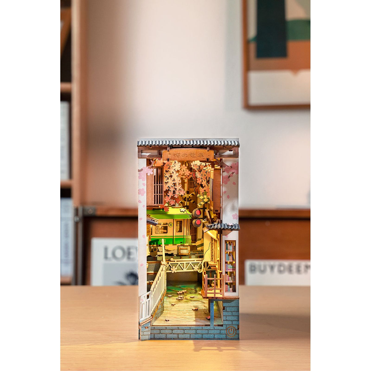 Rolife Miniatur Bausatz Sakura Densya mit LED-Beleuchtung im Regal