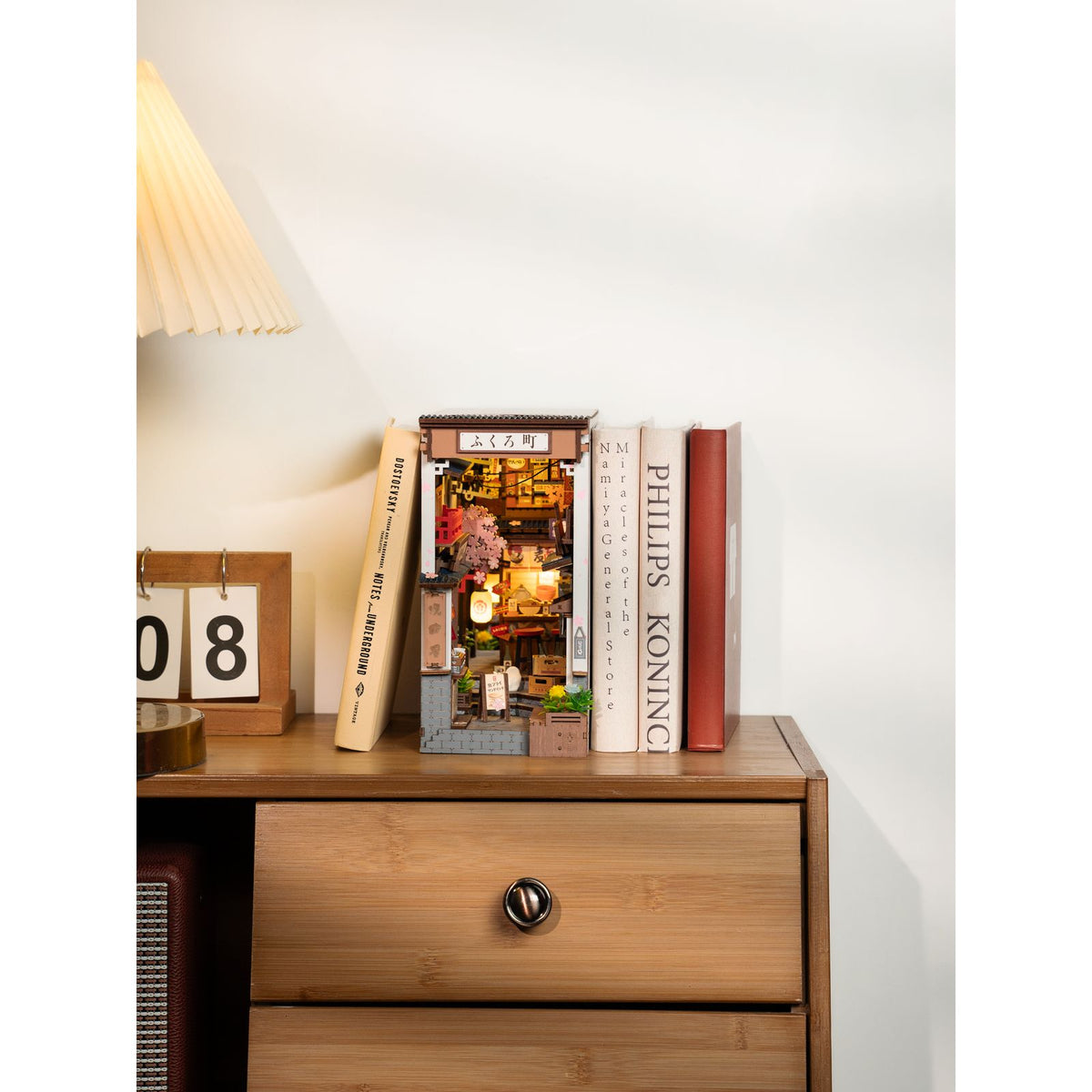 Rolife TGB11 Book Nook mit LED-Beleuchtung bei eingeschaltetem Licht
