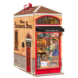 Rolife Book Nook Bausatz Wisdom Stationery Shop TGB19 als fertiger Schreibwarenladen in warmen Rottönen