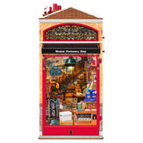 Wisdom Stationery Shop von Rolife: Schaufensterauslage mit Retro-Stencilmaschine, Scheren und Büchern
